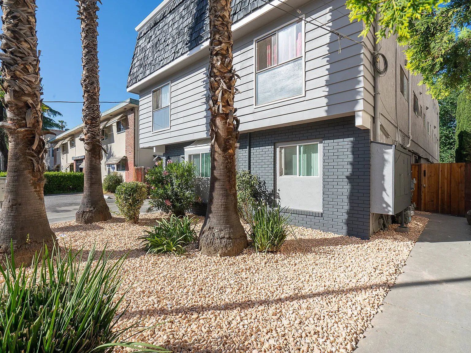 Third 232 N — Photo 3