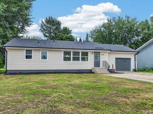 1211 Sunnyside Dr, Farmington, MN 55024
