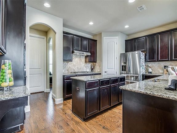 5th image of 513 Hunter Manor Dr