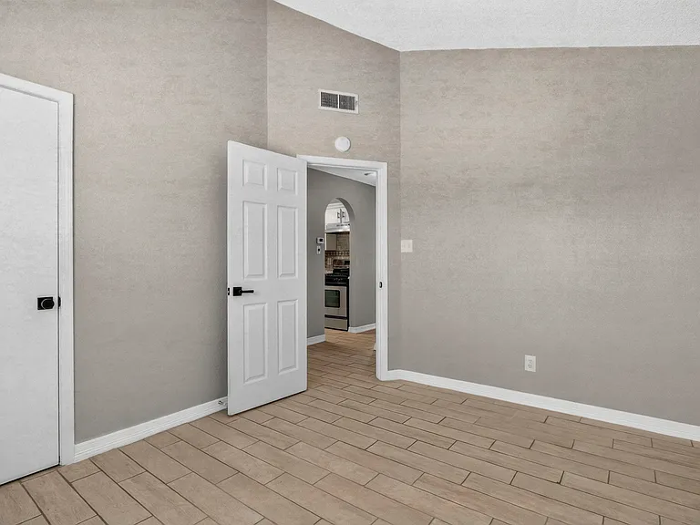 9128 Bur Oak Cir — Photo 17