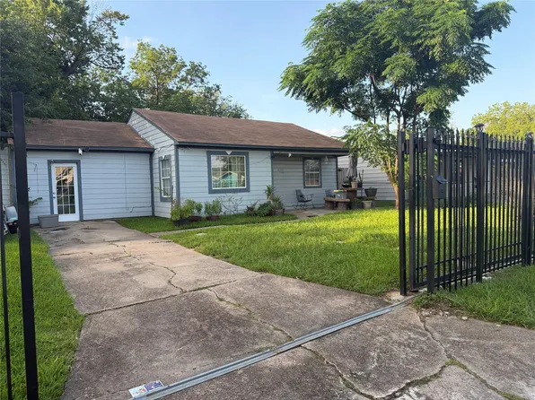 2305 Windsor Ln, Pasadena, TX 77506