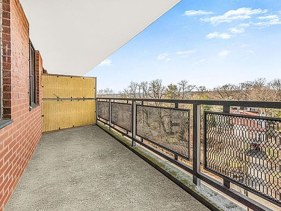 3rd image of 4901 Henry Hudson Pkwy W APT 6C