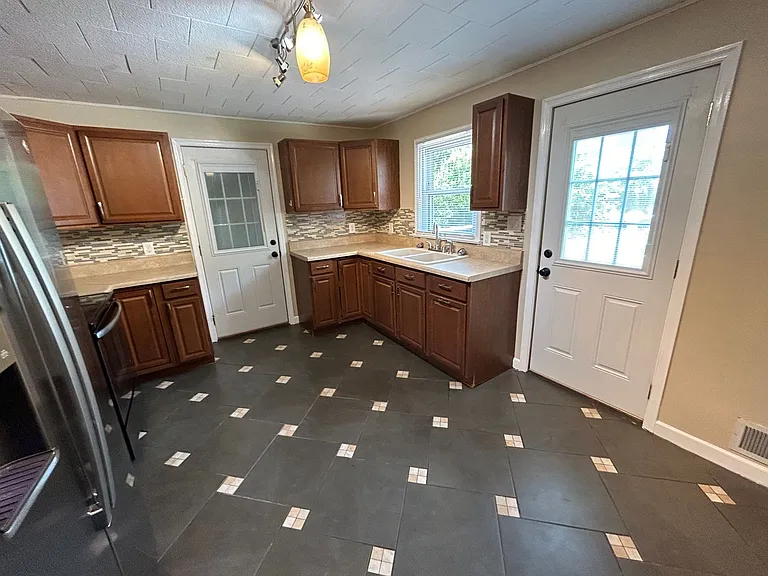 1031 E Leicester Ave — Photo 3