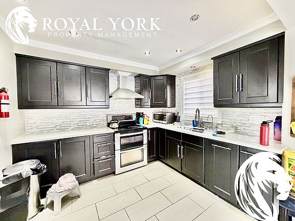 3rd image of 36 Woodbury Ct