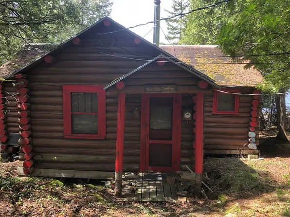 6 Henderson Rd, Jackman, ME 04945