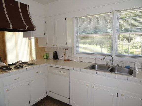 2nd image of 305 River Oak Dr