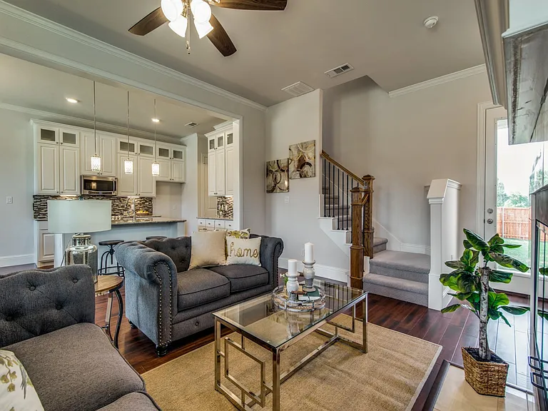 731 Mulberry Ct — Photo 3