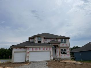 8877 N Poplar Ave, Kansas City, MO 64156