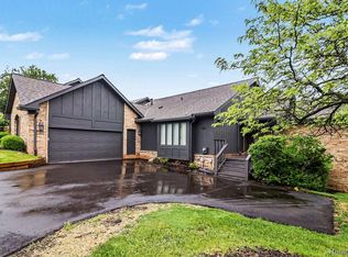 1930 Pine Ridge Ct, Bloomfield Hills, MI 48302
