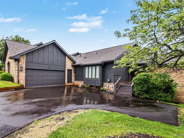 1930 Pine Ridge Ct, Bloomfield Hills, MI 48302