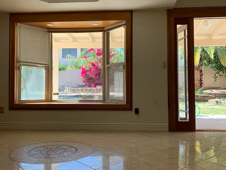 426 E Susan Ln — Photo 10