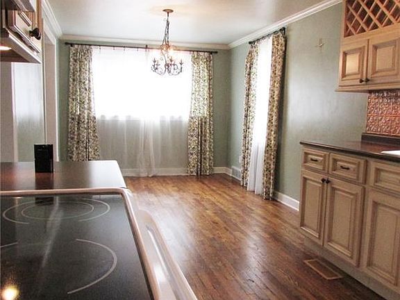 Dining room and kitchen combo, beautiful hardwood floor