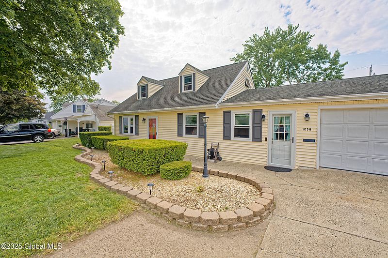 4th image of 1038 Horvath Street
