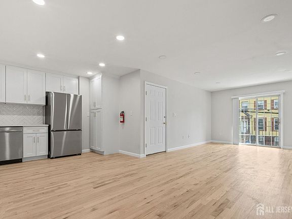 5th image of 45 Jewett Ave APT 1
