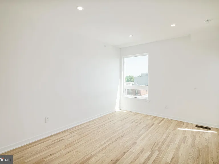 1842 E Harold St #6 — Photo 9