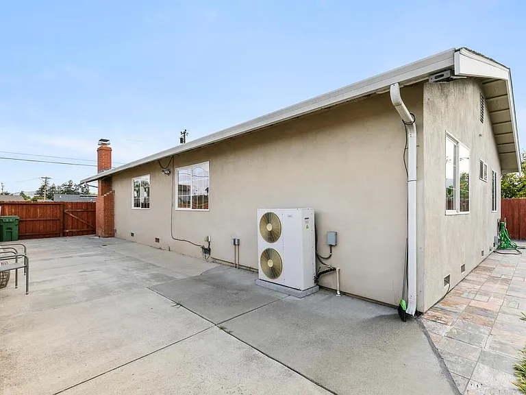 4246 Woodcrest Dr — Photo 26