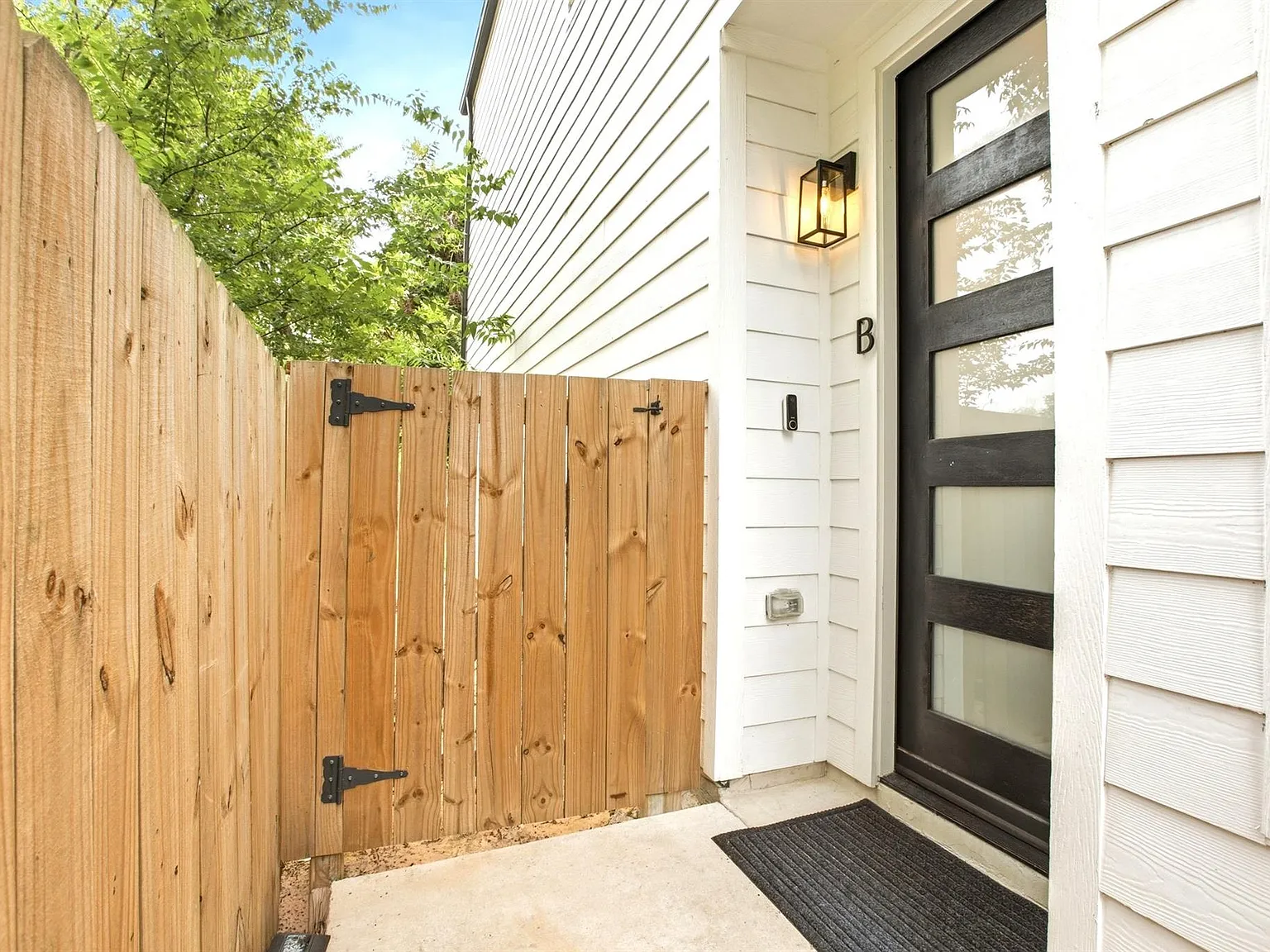 2 bed, 2.5 bath, 2180 sqft, $1,900 — Photo 3