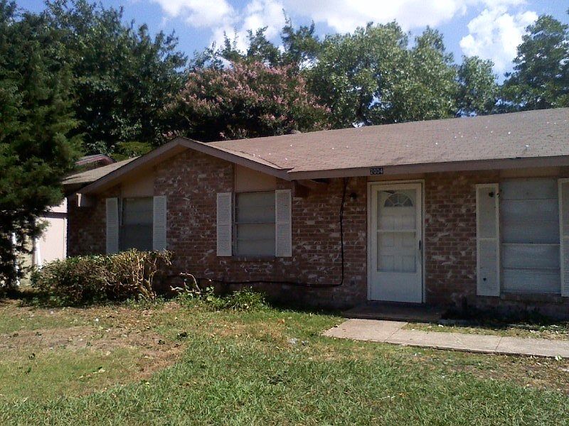 2nd image of 2004 Williamsburg Dr