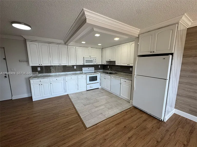1121 SW 122nd Ave #412-2 — Photo 3