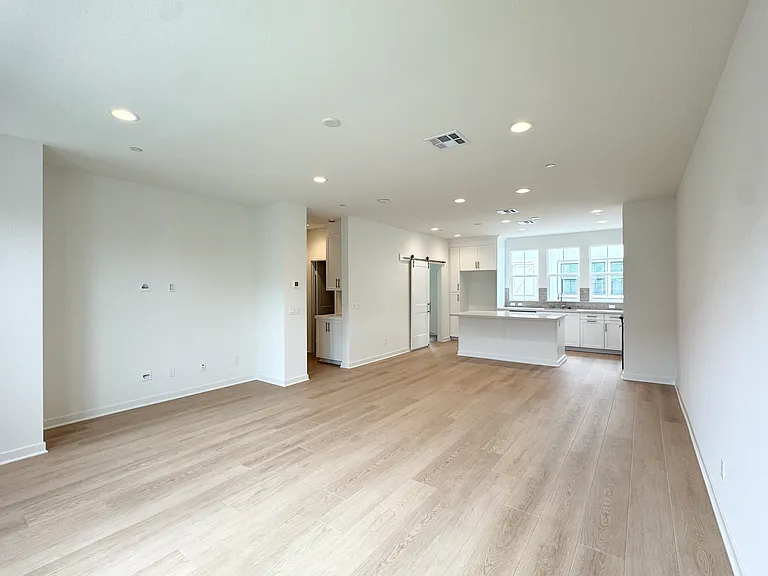 2554 Delphinium Ln — Photo 12
