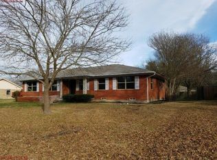 905 Crestview Dr, Kaufman, TX 75142