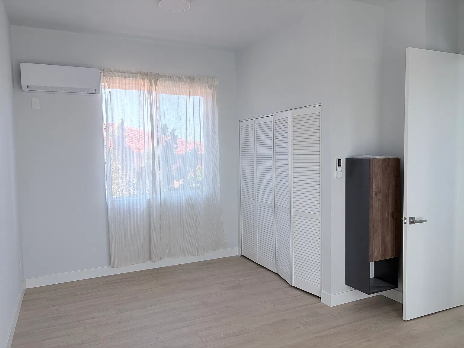 3 bed, 1400 sqft, $3,995 — Photo 2
