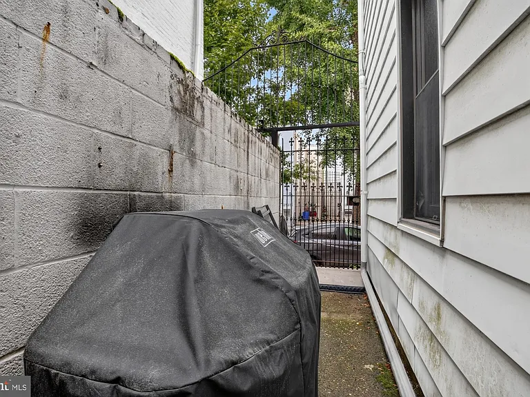 2528 Waverly St — Photo 9