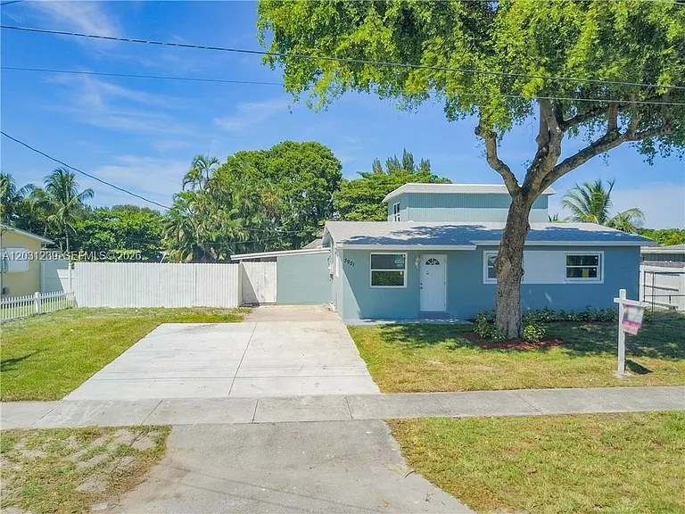 3921 SW 31st Dr — Photo 1
