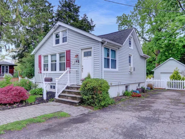 40 Willoughby, West Islip, NY 11795