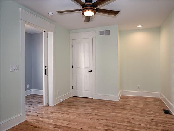 5th image of 55 Wood St