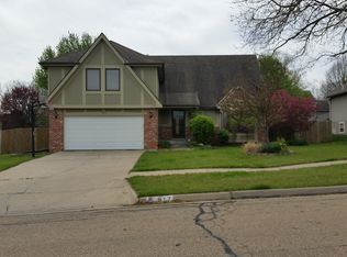 917 SE Oakridge Ln, Topeka, KS 66609