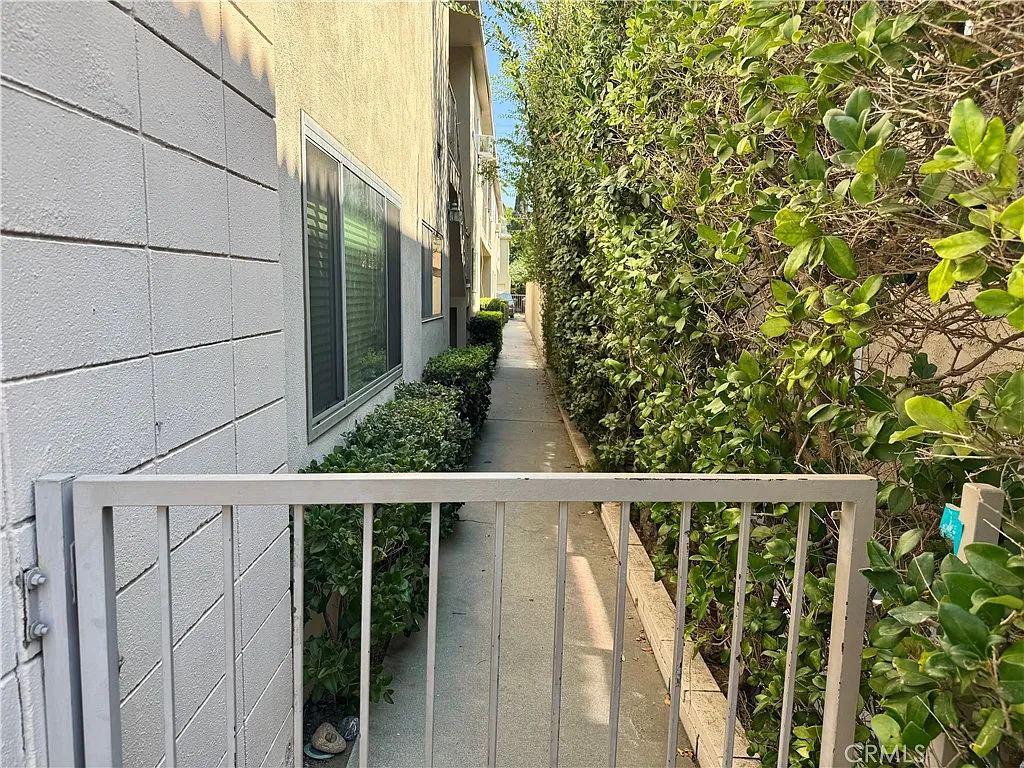 3 bed, 1242 sqft, $3,947 — Photo 4