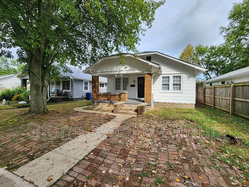 2604 Franklin St photo 1