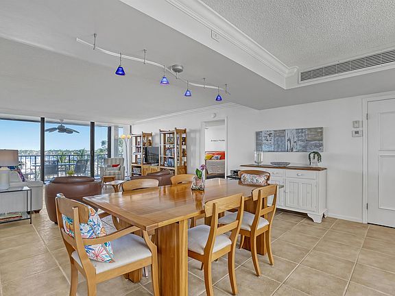 3rd image of 132 Lakeshore Dr E #512