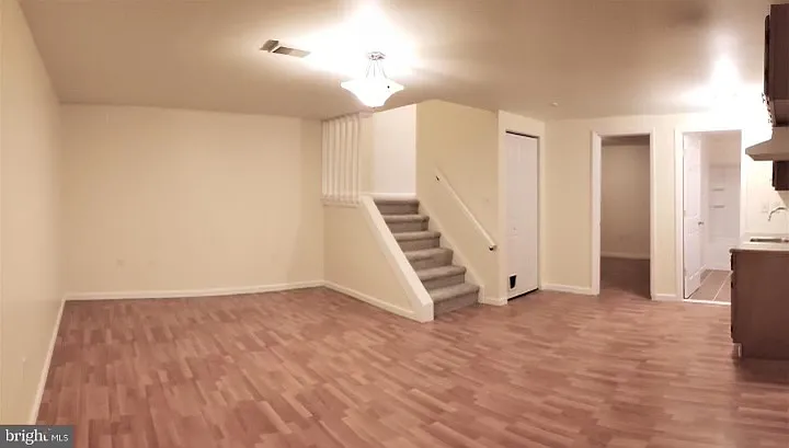 147 Larchwood Ct — Photo 2