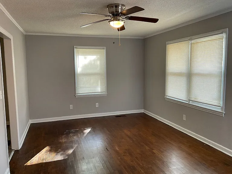 710 Glenn St — Photo 3