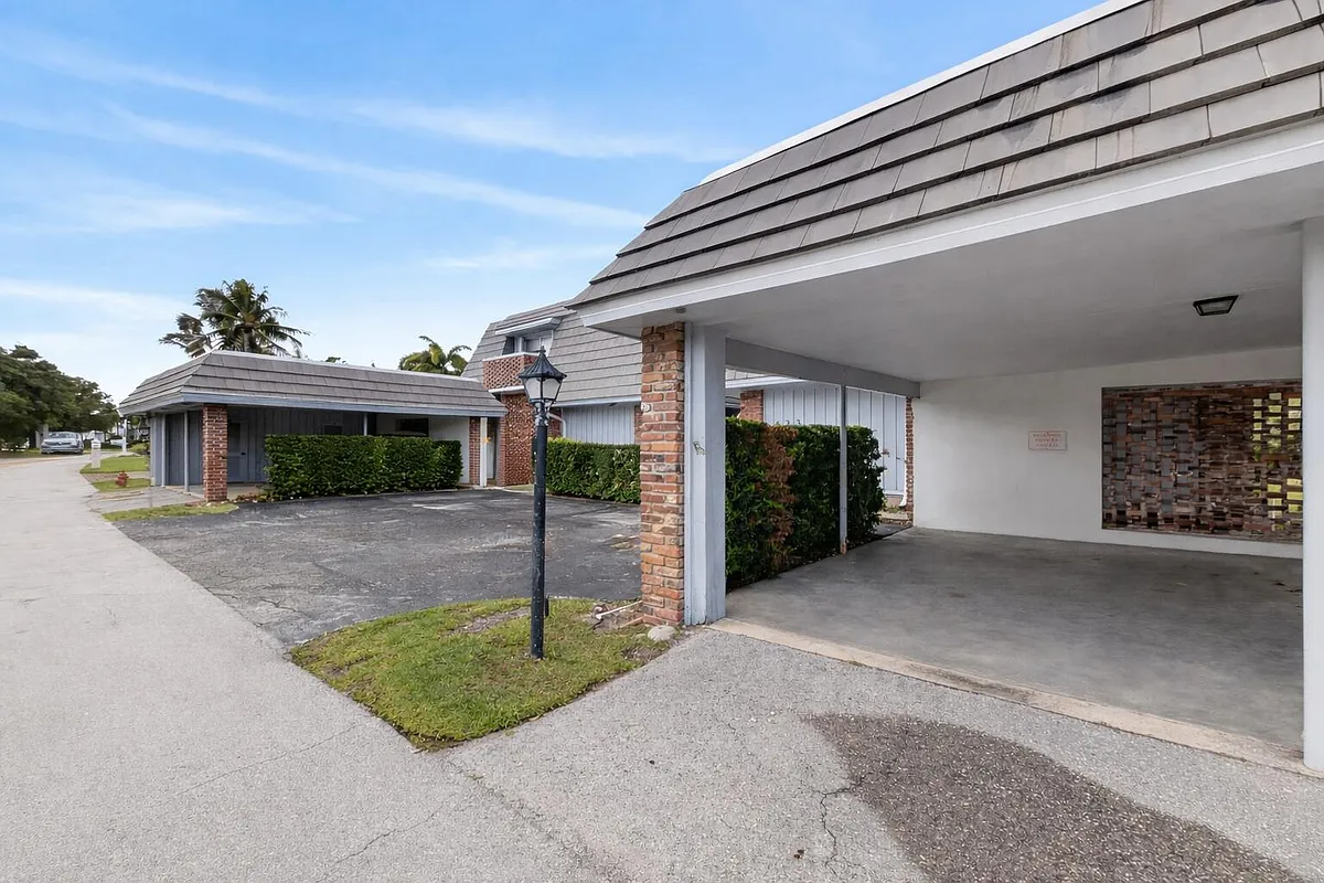 Building Photo - 423 Pine Tree Ct #23