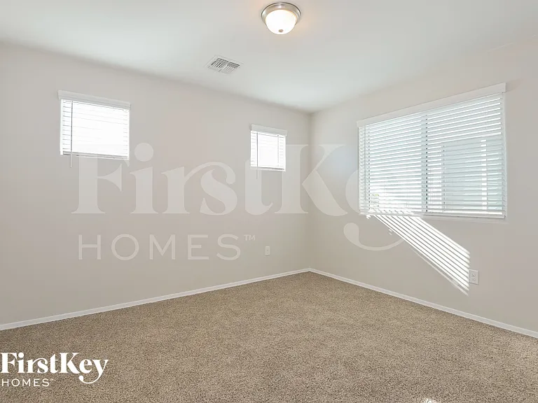 2851 N Fair Oaks Ave — Photo 9