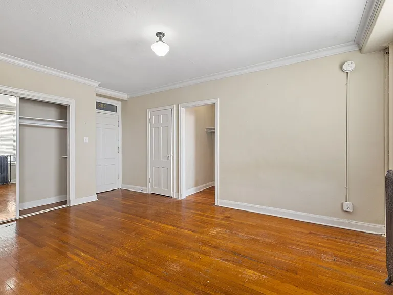 Piccadilly Apartments — Photo 23