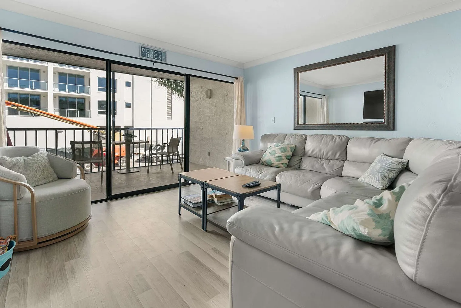 1 bed, 1.0 bath, 904 sqft, $4,860 — Photo 3