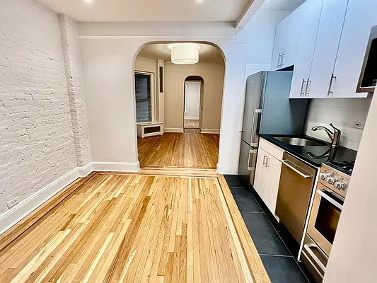 Rented by Salon Realty Corp | media 8