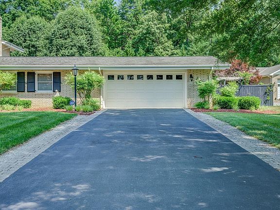 5th image of 2086 Loch Haven Dr