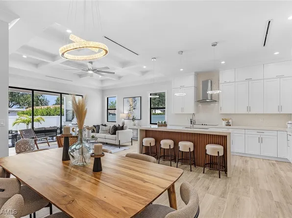 689 101st Ave N, Naples, FL 34108