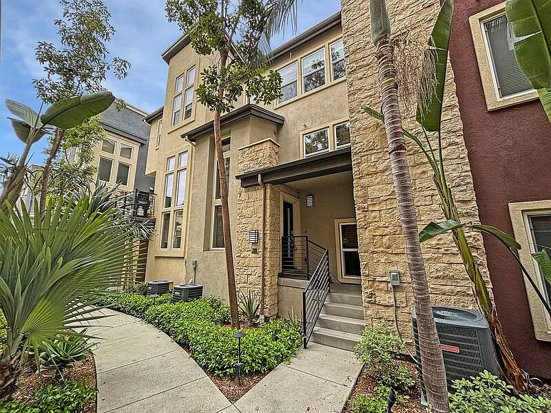 7911 Modern Oasis Dr