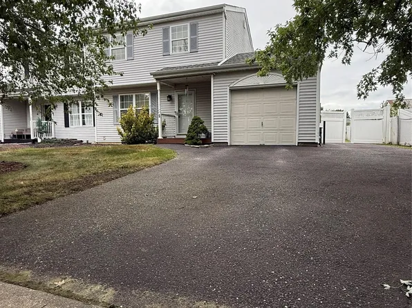 6 Walnut Street, Central Islip, NY 11722