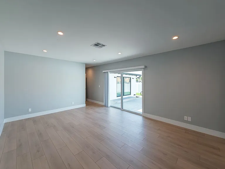 6454 Gentry Ave — Photo 36
