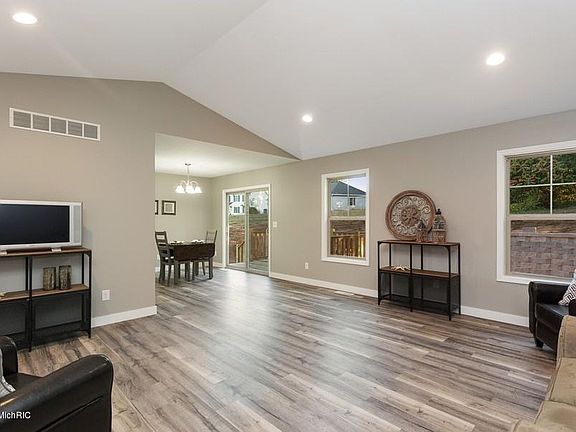 2nd image of 602 Ottawa Ct
