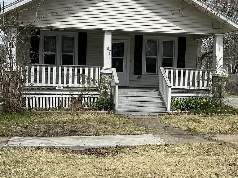 719 W 6th St — Photo 1