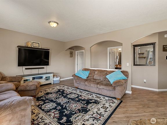 3rd image of 800 S Hamilton Road