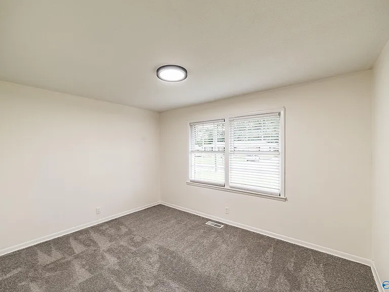 307 Meadowbrook Dr SE — Photo 9